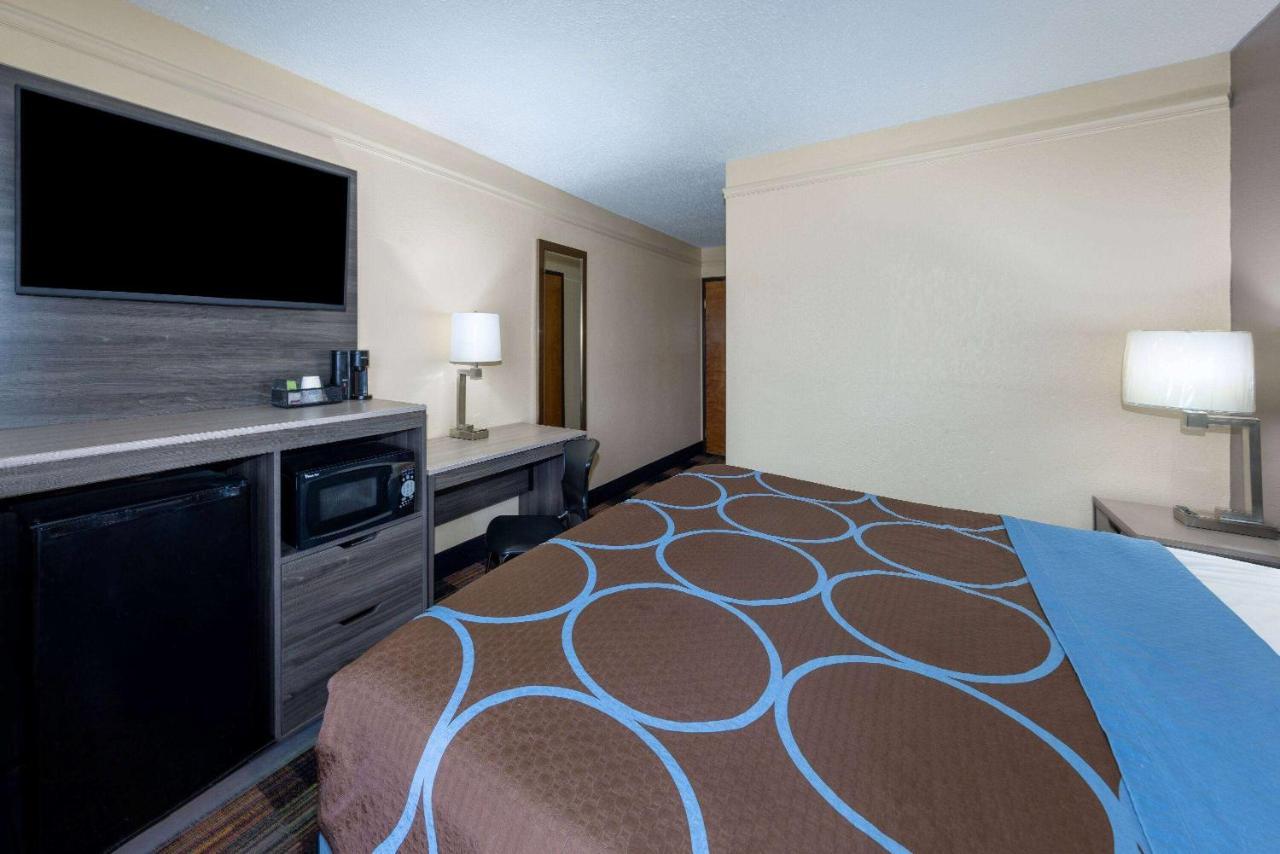 Super 8 By Wyndham Kansas City At Barry Road/Airport Exterior foto