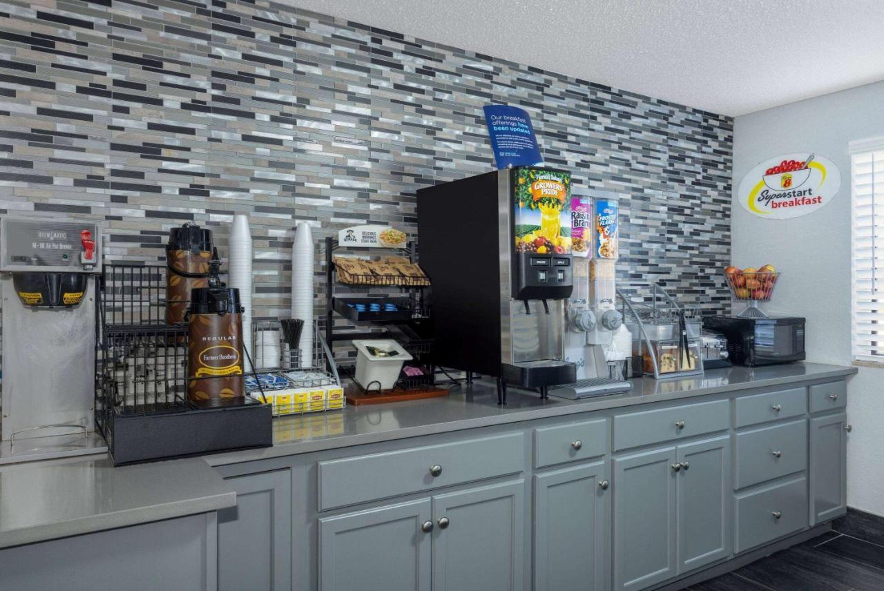 Super 8 By Wyndham Kansas City At Barry Road/Airport Exterior foto