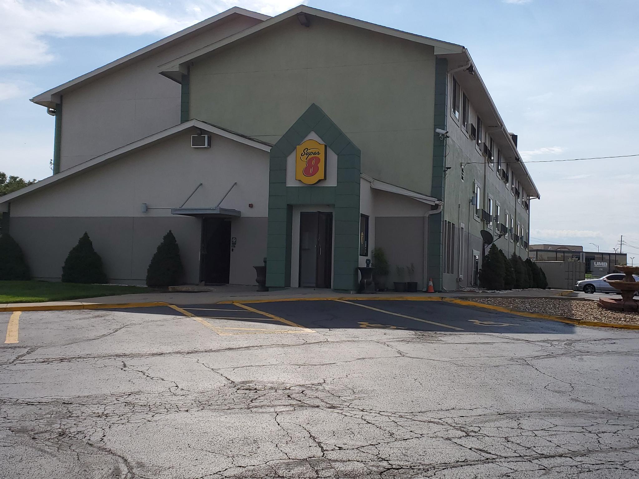 Super 8 By Wyndham Kansas City At Barry Road/Airport Exterior foto