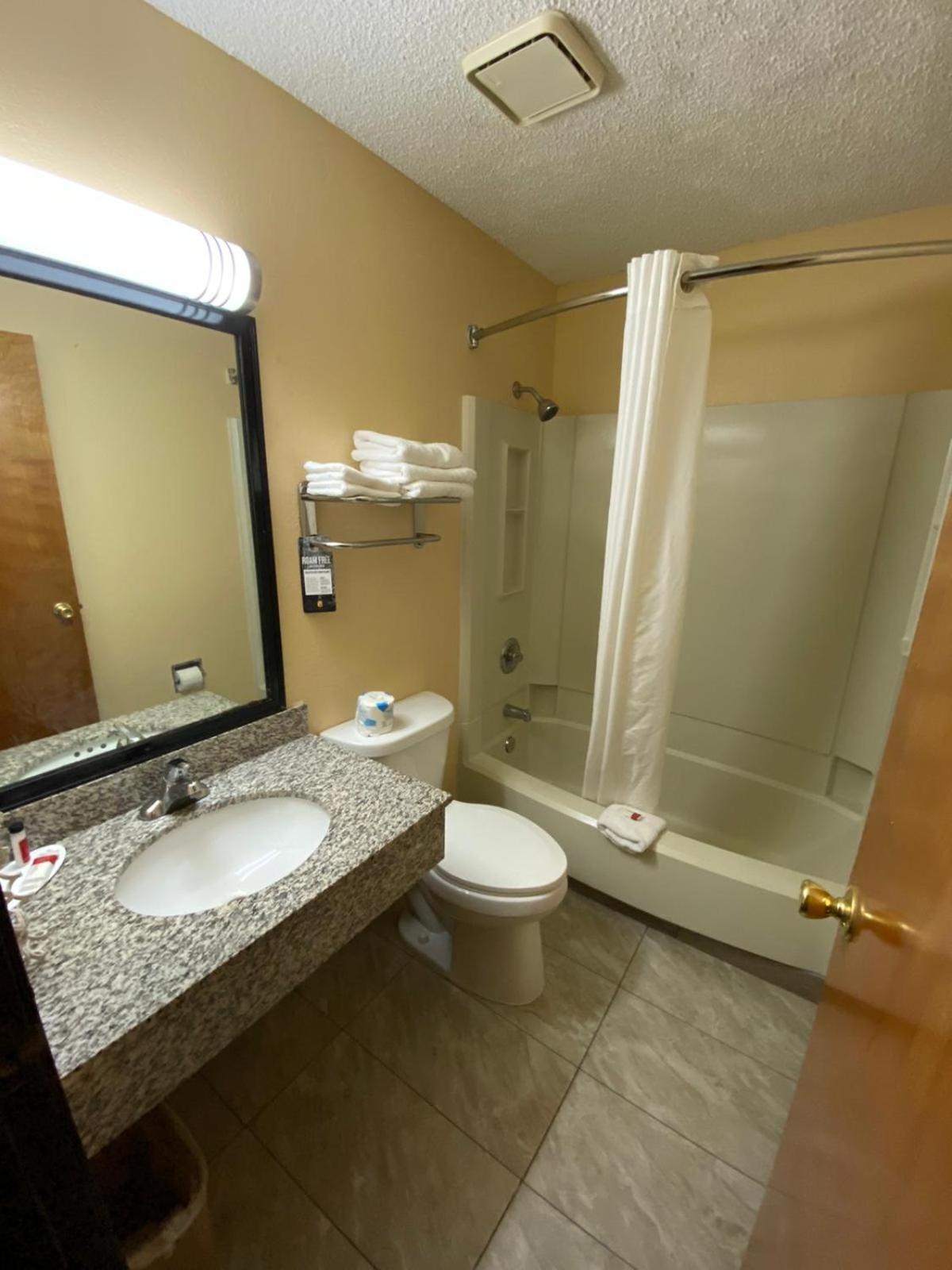 Super 8 By Wyndham Kansas City At Barry Road/Airport Exterior foto